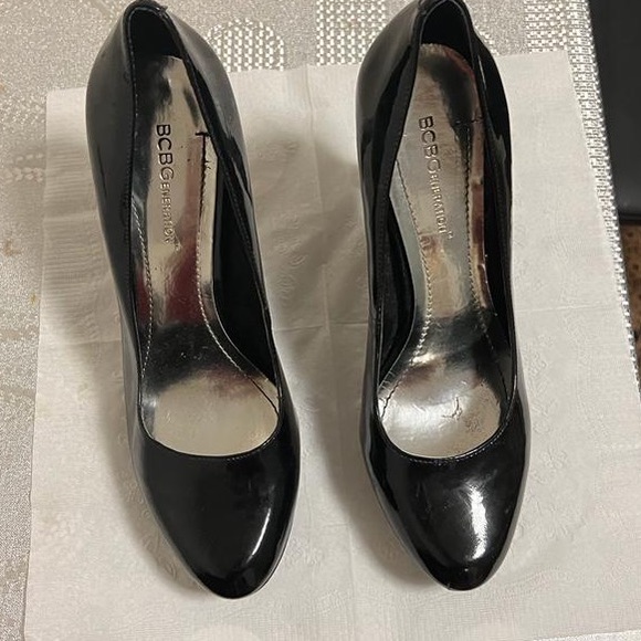 Black patent leather  BCBG pumps / heels / shoes / stilettos - Picture 1 of 3